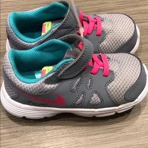 Nike revolution 2 sneakers